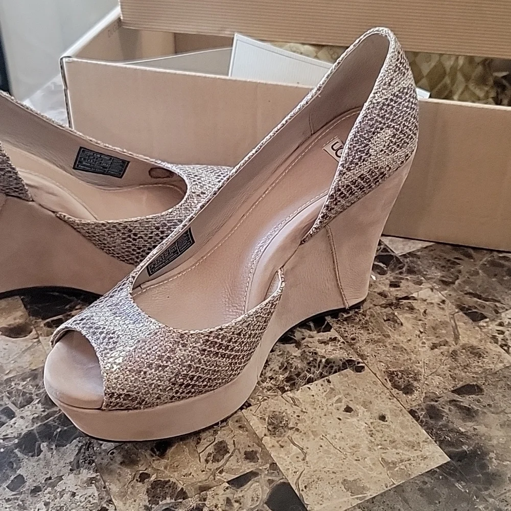 UGG Toura Snake Print Peep-toe Embossed Wedge 6